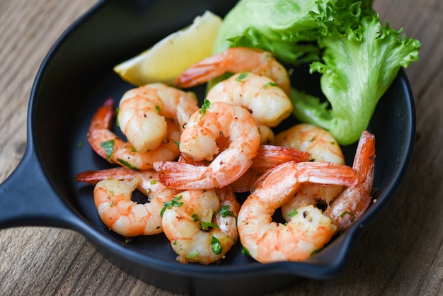 Salada de camarão grelhado com temperos deliciosos temperos na tigela