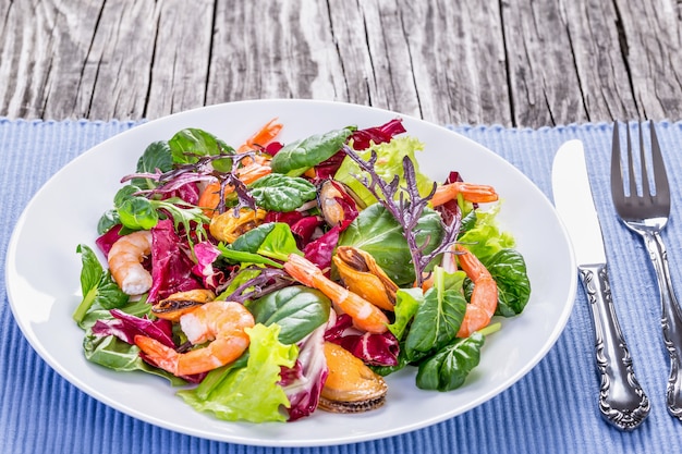 Salada de camarão, mexilhão, alface e rúcula