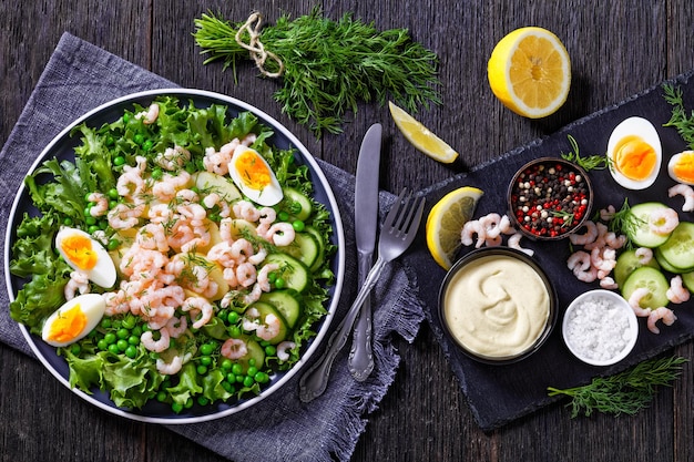 Salada de camarão rosa coquetel com legumes no prato