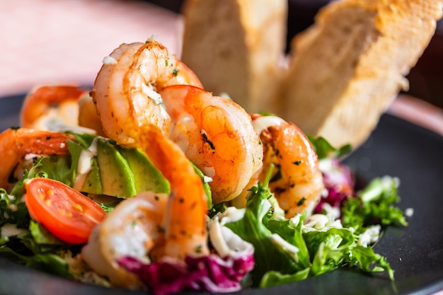 Salada de camarão servida em restaurante americano