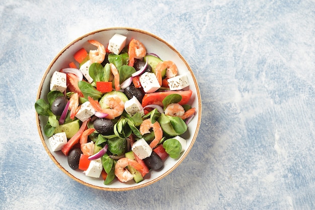 Salada de camarão, tomate, pepino, pimentão, azeitonas e queijo feta