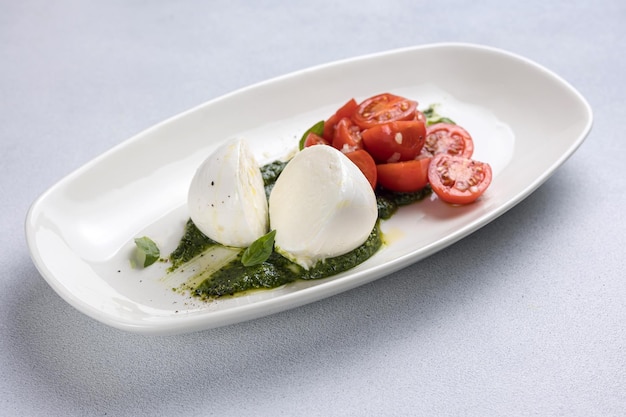 Foto salada de caprese com mozzarella, queijo, cereja, tomate e manjericão