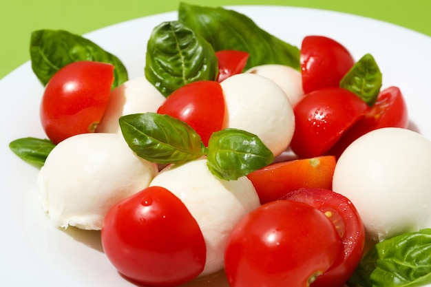 Salada de caprese em uma tigela branca em close-up