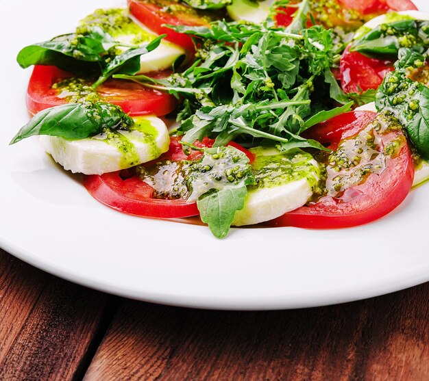 Salada de capriche italiana tradicional tomate queijo mussarela e manjericão