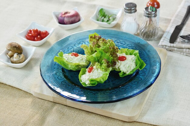 Salada de caranguejo com abacate em placa de vidro azul