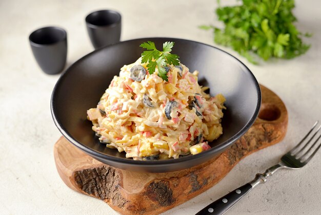 Salada de caranguejo com abacaxi, queijo, ovos cozidos e azeitonas