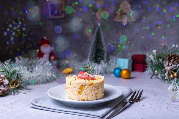 Salada de caranguejo com milho e ovos em um prato branco. Ano Novo e Natal. Salada russa tradicional