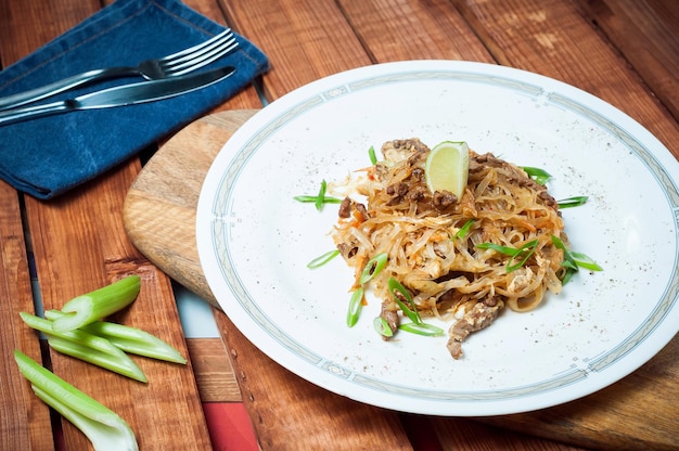 Salada de carne com carne e macarrão cozinha tailandesa