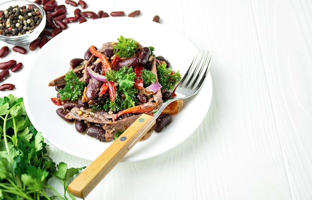 Salada de carne com feijão e pimentão Salada Tbilisi cozinha tradicional georgiana Copiar espaço