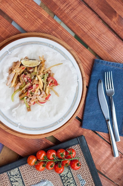 Salada de carne com frango cozinha tailandesa