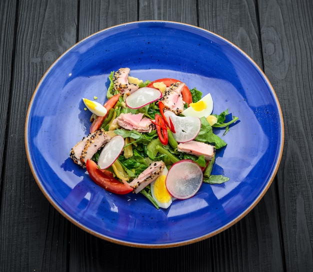 Salada de carne com legumes e gergelim. cozinha espanhola