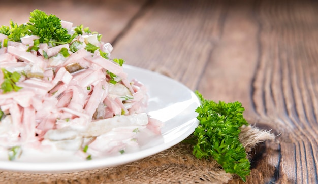 Salada de carne com maionese num prato