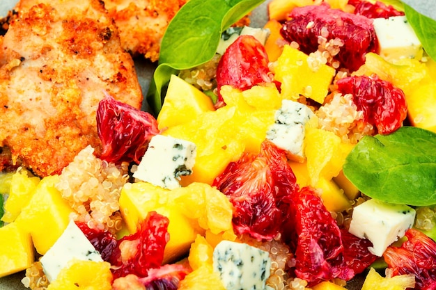 Salada de carne com queijo de frutas cítricas e quinoa