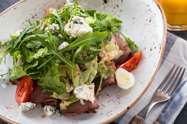 Salada de carne com rosbife. Salada de carne saborosa com legumes e queijo