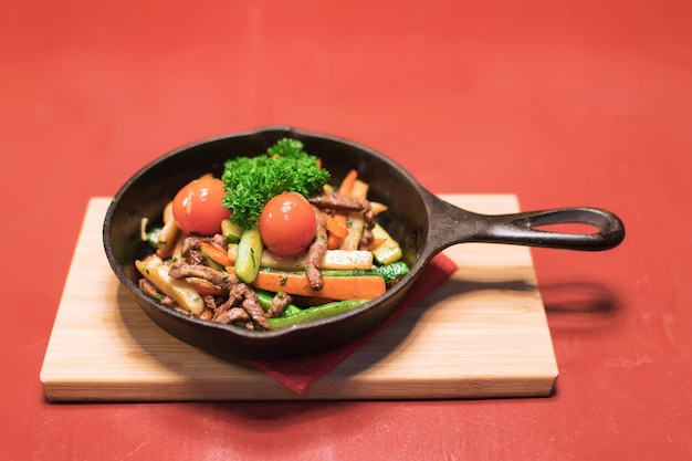 Salada de carne com tomate, alface e cenoura