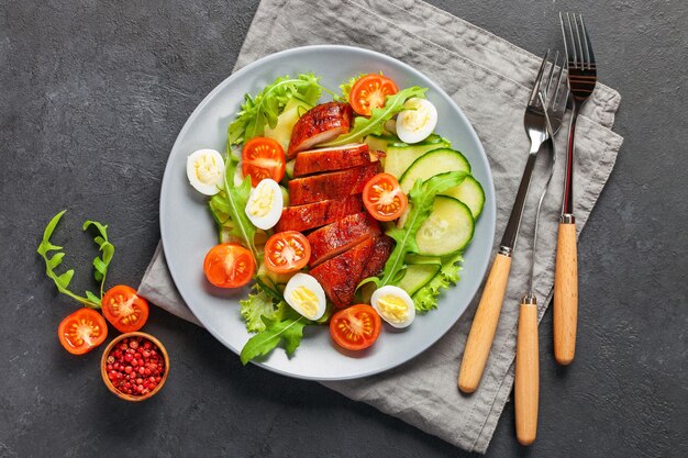 Salada de carne e legumes de frango