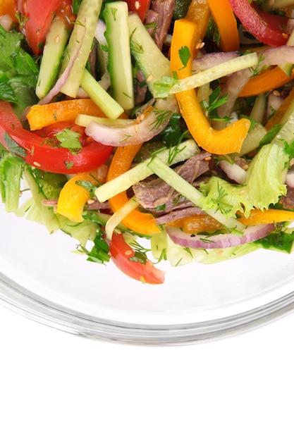 Salada de carne em tigela de perto