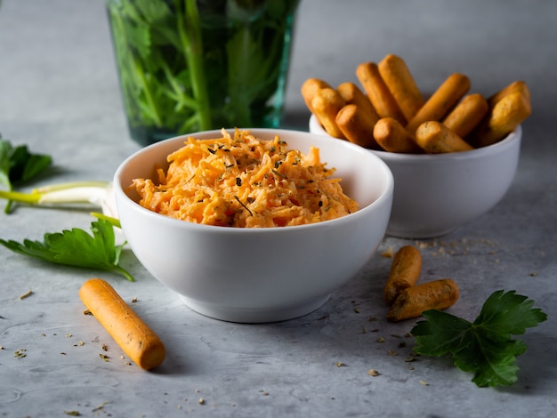 Salada de cenoura com alho e salsa