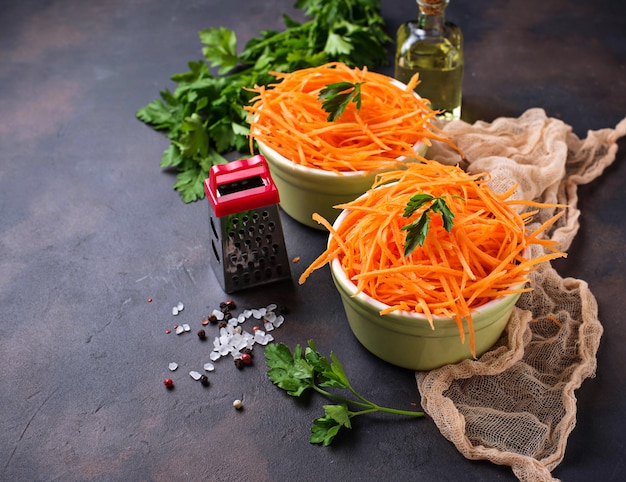 Salada de cenoura fresca em taças