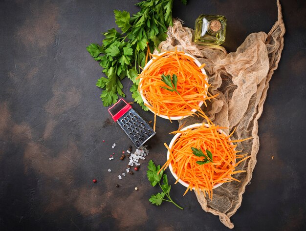 Salada de cenoura fresca em taças