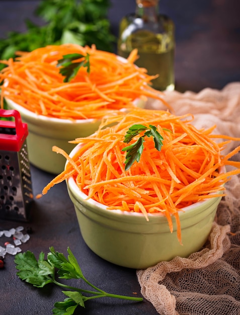 Salada de cenoura fresca em taças