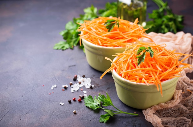 Salada de cenoura fresca em taças