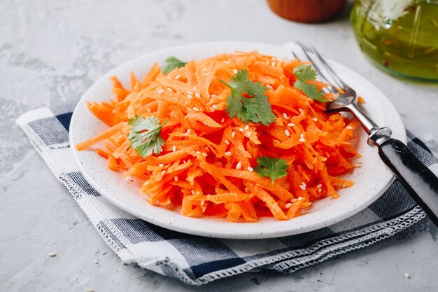 Salada de cenoura ralada orgânica saudável fresca na tigela