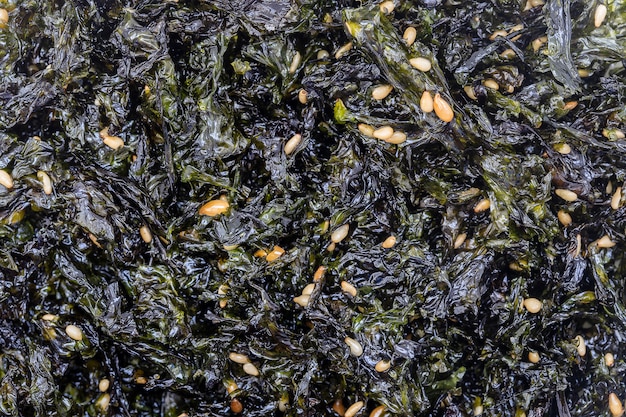 Salada de chaban de algas temperadas assadas com sementes de gergelim