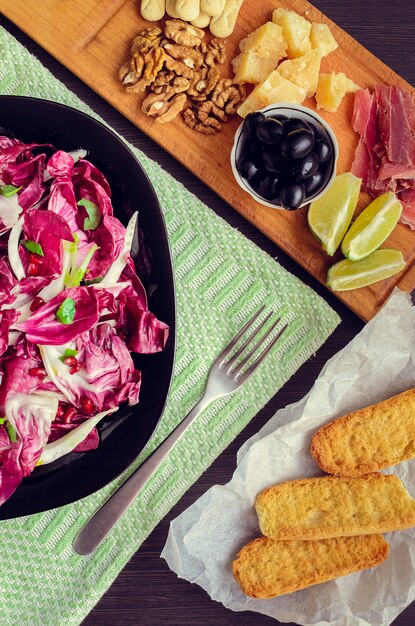 Salada de chicória com conjunto de aperitivos