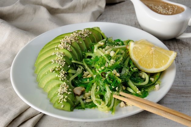 Salada de chukka com abacate no prato