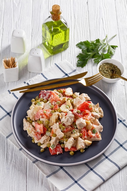 Salada de cogumelos de legumes de frango em um prato