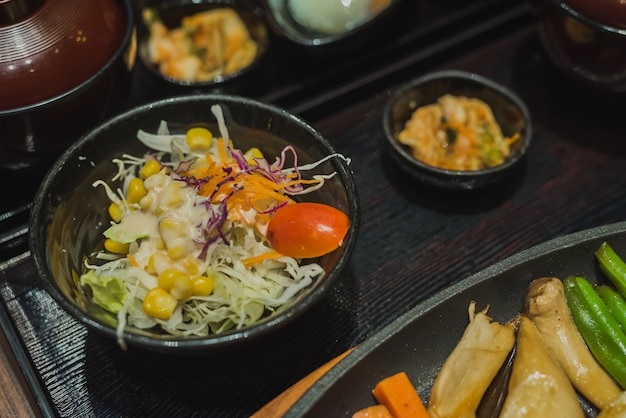 Salada de comida na mesa