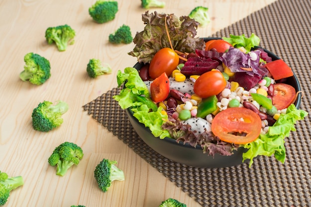 salada de comida saudável na mesa de madeira