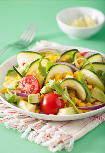 Salada de courgette em espiral com legumes