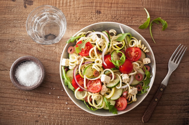 Salada de courgette em espiral com legumes