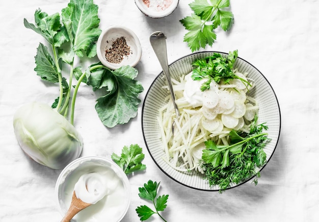 Salada de couve-rábano e daikon em uma vista superior de fundo leve Conceito de comida de dieta vegetariana