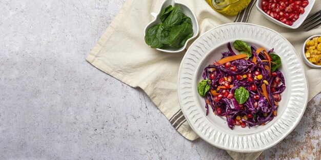 Salada de couve roxa caseira com milho, cenoura, romã e espinafre. Conceito de vegan foof. Comida saudável