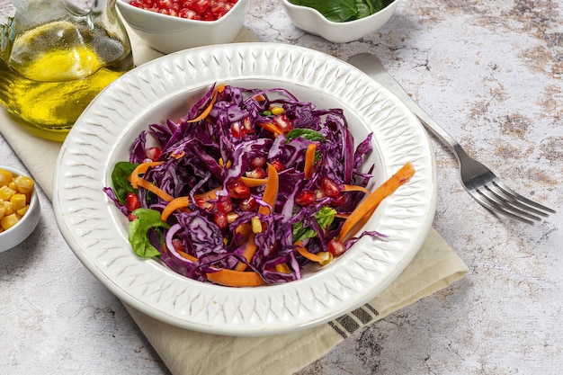Salada de couve roxa caseira com milho, cenoura, romã e espinafre. Conceito de vegan foof. Comida saudável