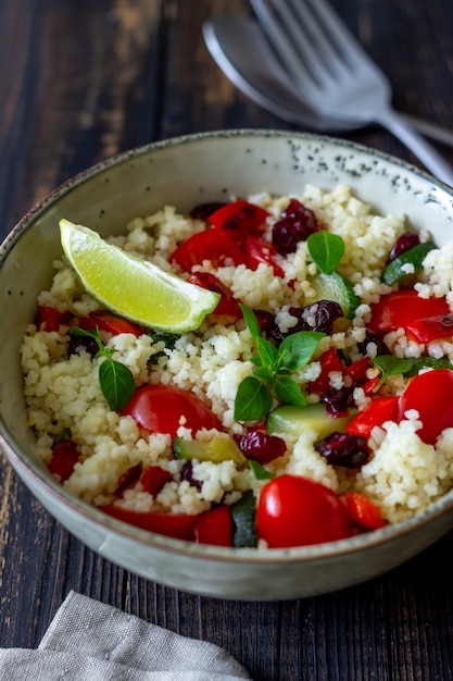 Salada de cuscuz com tomate, pimentão, abobrinha e cranberries. comida vegetariana. dieta. alimentação saudável.