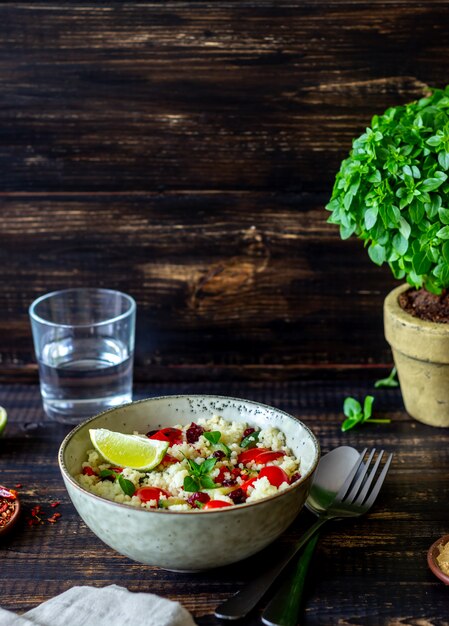 Salada de cuscuz com tomate, pimentão, abobrinha e cranberries. Comida vegetariana. Dieta. Alimentação saudável.