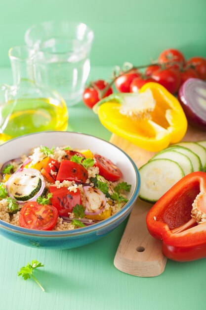 Salada de cuscuz saudável com cebola de abobrinha de pimenta de tomate