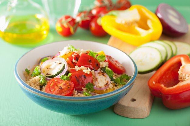 Salada de cuscuz saudável com cebola de abobrinha grelhada tomate pimenta