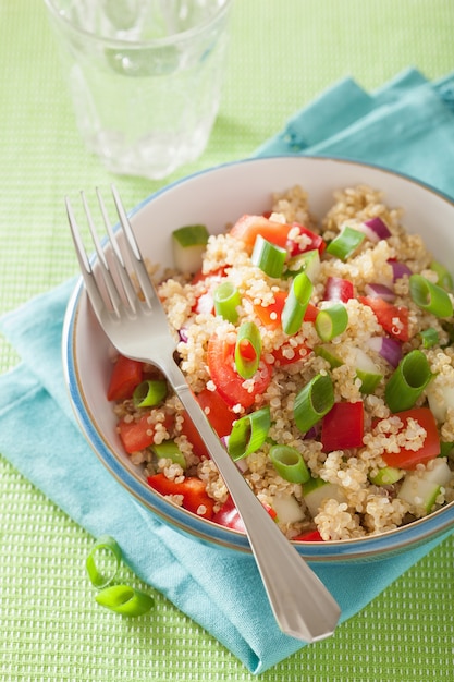 Salada de cuscuz saudável com cebolinha de tomate pepino cebola