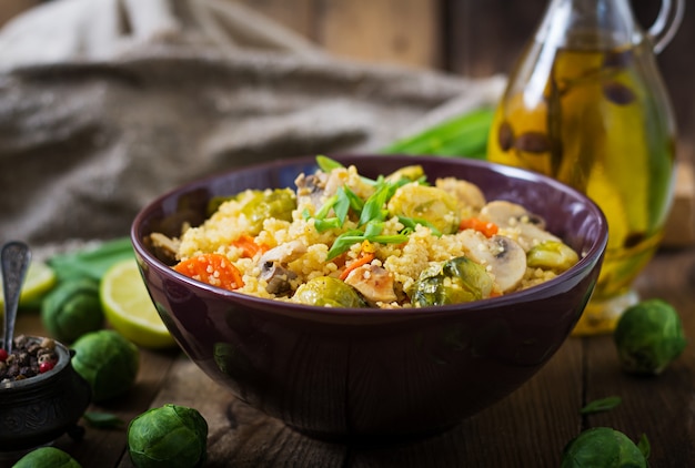 Salada de cuscuz vegetariano com couve de bruxelas, cogumelos, cenouras e especiarias