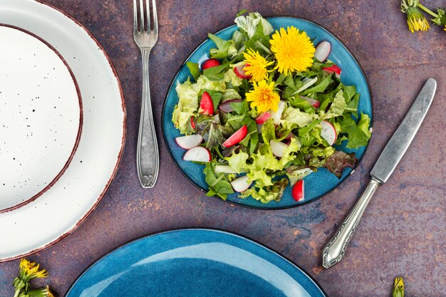 Salada de dente-de-leão fresco