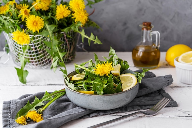 Salada de dente de leão saudável com suco de limão e azeite de oliva e especiarias