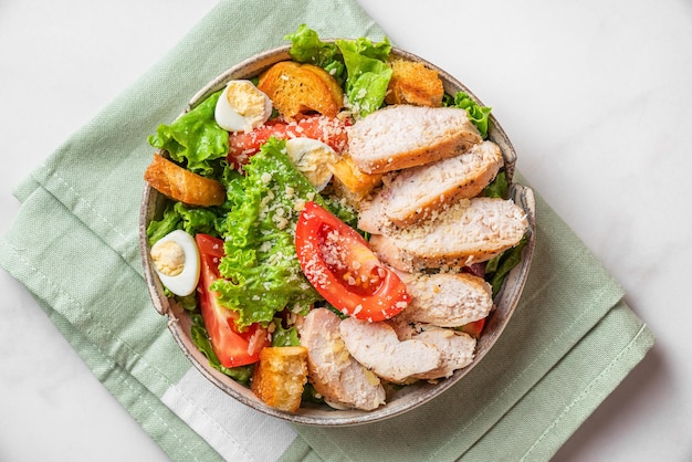 Salada de dieta low carb ou cetona Salada Caesar de frango com filé de peito de frango em um prato fundo branco