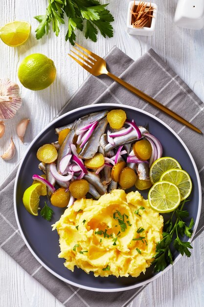 Salada de espadilha e cebola roxa com puré de batata