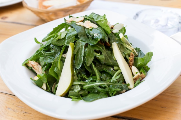 Salada de espinafre com pêra e amêndoa