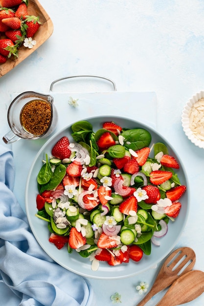 Foto salada de espinafre de morango vista de cima